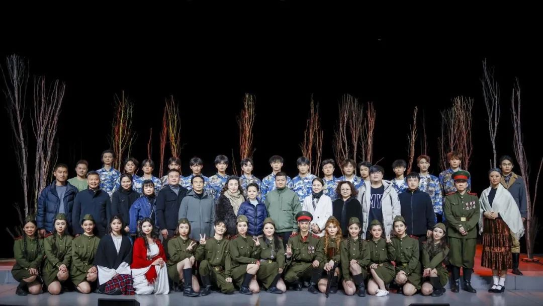 湖艺毕业生倾情演绎经典话剧《这里的黎明静悄悄》