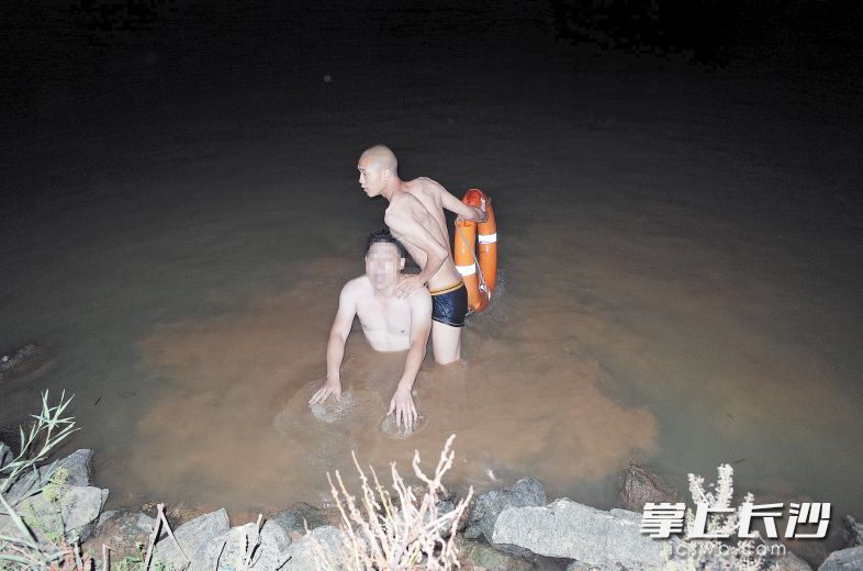 长沙晚报—90后大学生深夜跳河救人