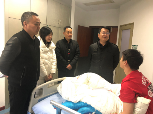 余会春一行前往医院看望慰问车祸受伤学生