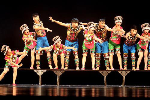 我院舞蹈系编创的群舞《抢花鞋》喜获第十届“桃李杯”舞蹈比赛二等奖