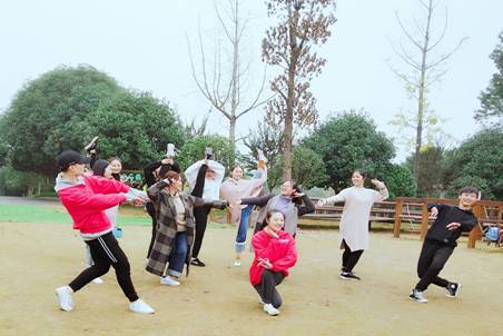 舞蹈系团学会开展素质拓展活动