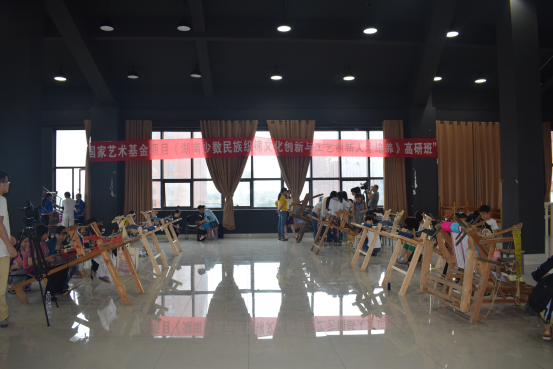 湖南少数民族四大织锦大师在我院同台献艺