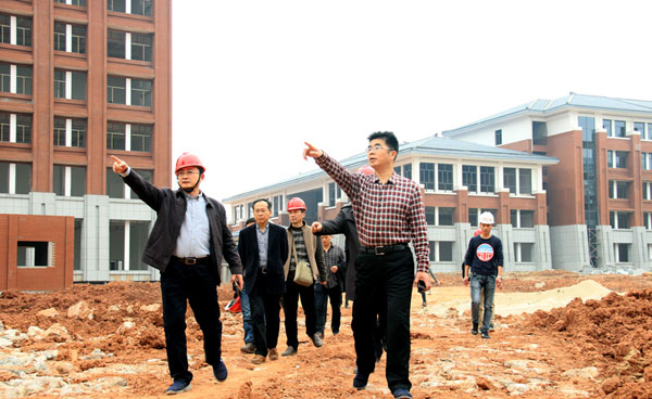 院党政领导召开现场办公会  加快推进新校区建设