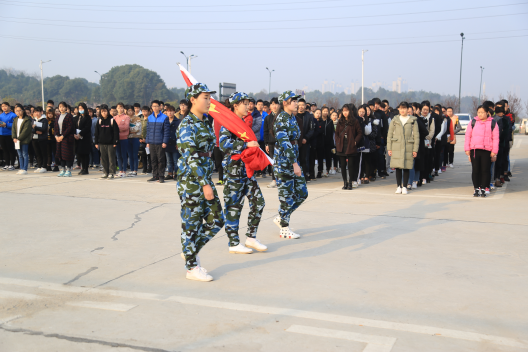 学院举行2017春季学期第一次升旗仪式