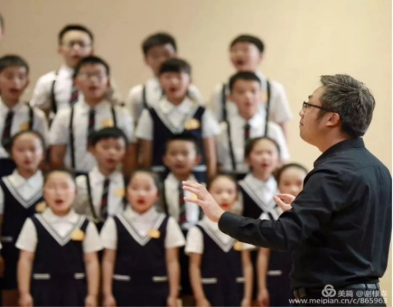 他和她置身奇妙的童声合唱花园