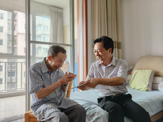 学院领导走访慰问离退休困难党员