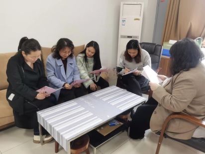 学校组织开展女职工普法宣传活动