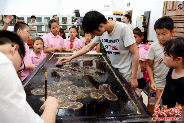 华声在线——小学生走进SUNBET申搏 感知文物修复的神奇与“匠心”