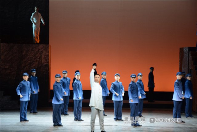 ZAKER潇湘——一曲动人的理想之歌！大型原创音乐剧《风华正茂》上演