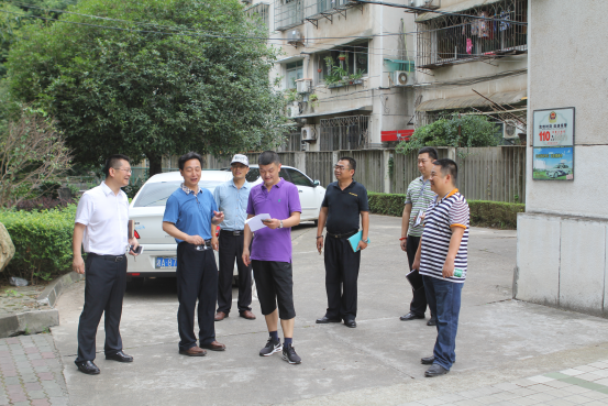 院党委书记王章华带队开展校园安全检查