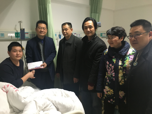 学院领导慰问住院学生