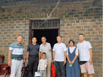 学院驻村工作队开展中秋慰问