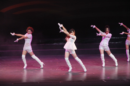 社文系“回忆缤纷，绽放梦想”毕业晚会上演