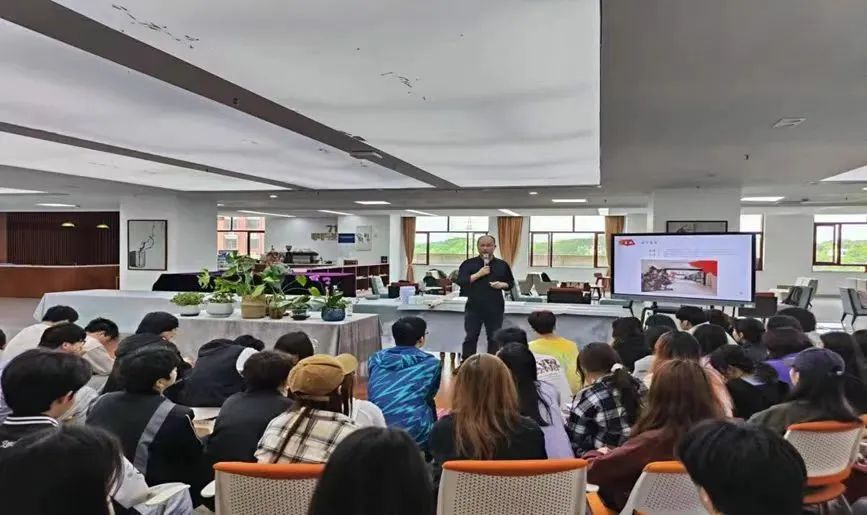 知名校友范仲应邀来校讲授《写生到创作》