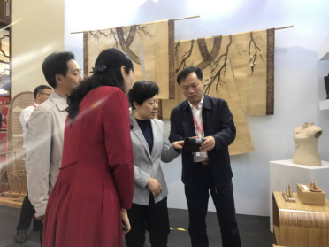 第十二届中国艺术节演艺及文创产品博览会在沪举行                     副省长吴桂英等领导参观指导SUNBET申搏文创产品