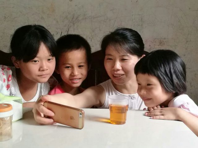 ZAKER潇湘——大学教授走进石塘村，为三兄妹带来特别的儿童节