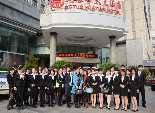 社文系酒店管理专业学生观摩芙蓉华天酒店服务技能比武