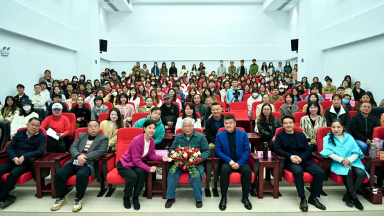 黄铁山与湖艺师生畅谈艺术人生