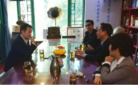 知名校友沈伟看望恩师 党委书记王章华与之亲切会面