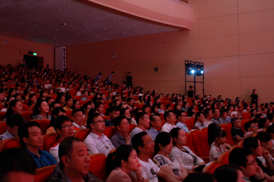 2017年高雅艺术进校园活动我院音乐剧《妈妈再爱我一次》高校首站巡演