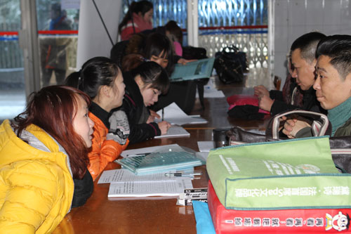 学院2013届毕业生招聘会举行 千余个岗位供毕业生选择