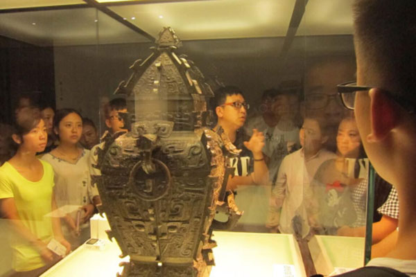 社文系文物鉴定与修复专业学生参观青铜器展