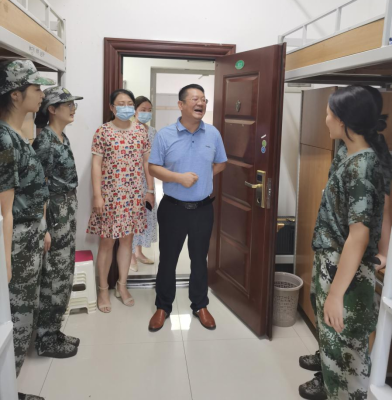 院领导与全体新生共度中秋佳节