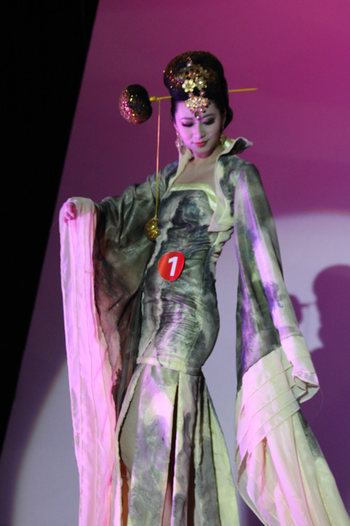 《又见彩虹》为毕业展演增添亮色