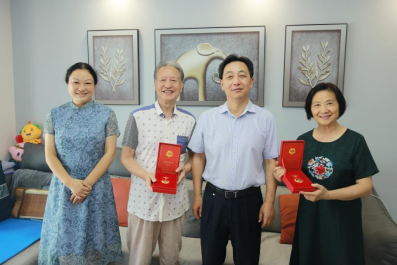 光荣在党五十年 峥嵘奋斗从艺路——校领导看望慰问退休党员代表