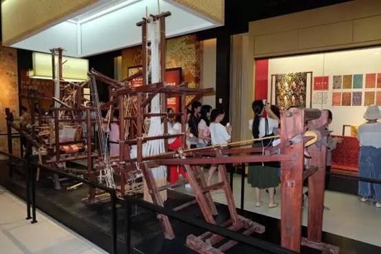 高研班学员参观南京云锦博物馆并聆听讲座