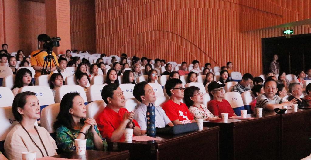 艺术名家聚校园 甘当人梯育英才