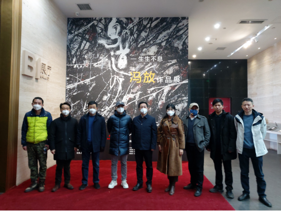 院领导应邀观摩知名校友冯放专题作品展