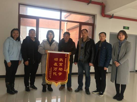 感恩资助，家长赴我院送锦旗