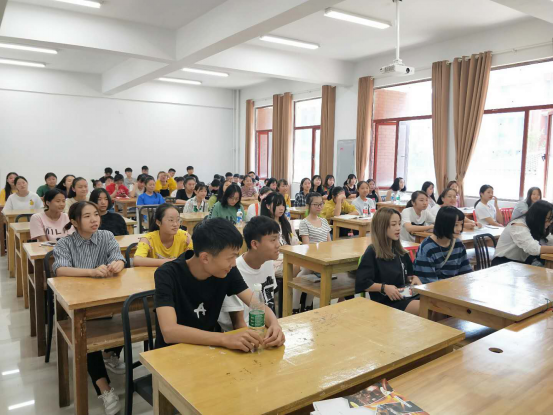 美术系召开2018级新生与专业老师见面会