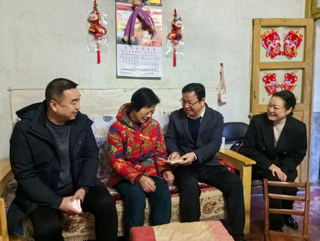 学校领导看望慰问老同志