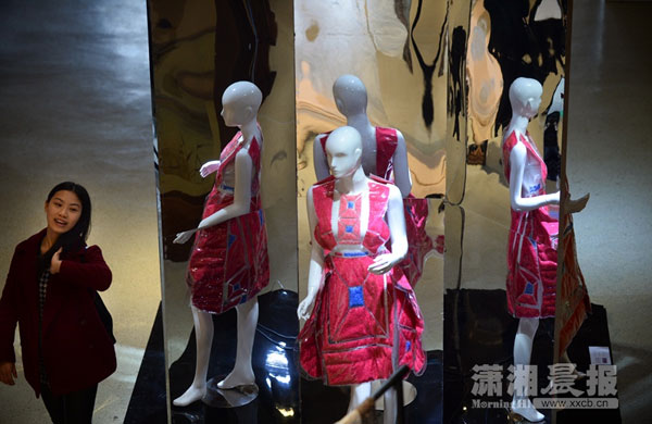 潇湘晨报—2015时装艺术国际展在洋湖开幕，市民可免费欣赏